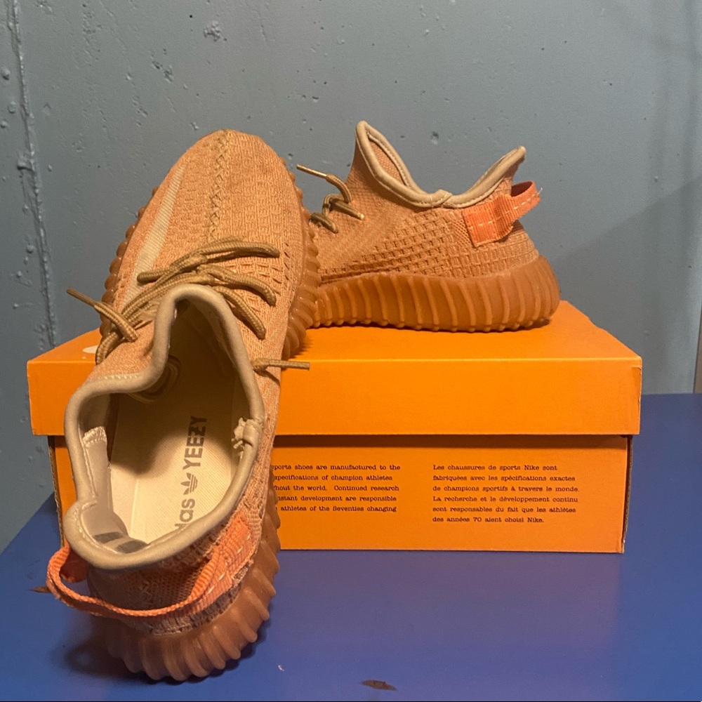 Yeezy sand Taupe, light on feet, comfortable. Comes with laces and socks.